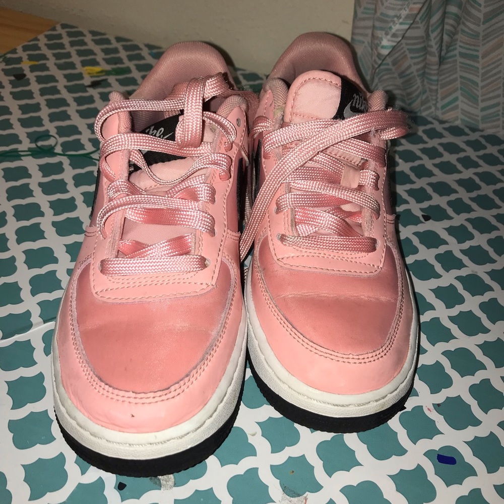 Girls Nike shoes. Size 4.